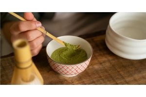 Matcha - co to jest? Jak się pije zieloną herbatę matcha?