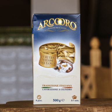 Makaron marki Arcooro tagliatelle pakowany jest do eleganckiego kartonika z okienkiem