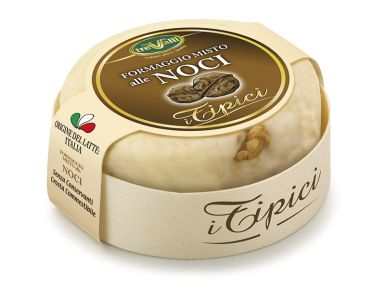 Włoski ser z orzechami włoskimi w środku