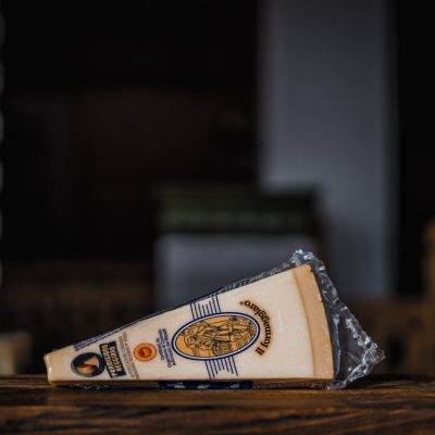 Parmezan to oryginalny włoski produkt Parmigiano Reggiano. Ser dojrzewa minimum rok. 