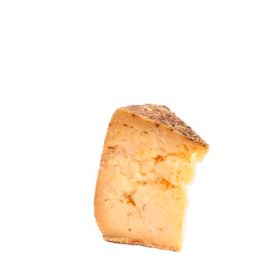 Włoski ser pecorino bagnolese w sianie