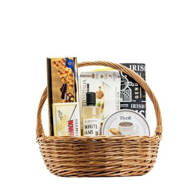 Koszyk prezentowy z whisky Bushmills Black i słodyczami.