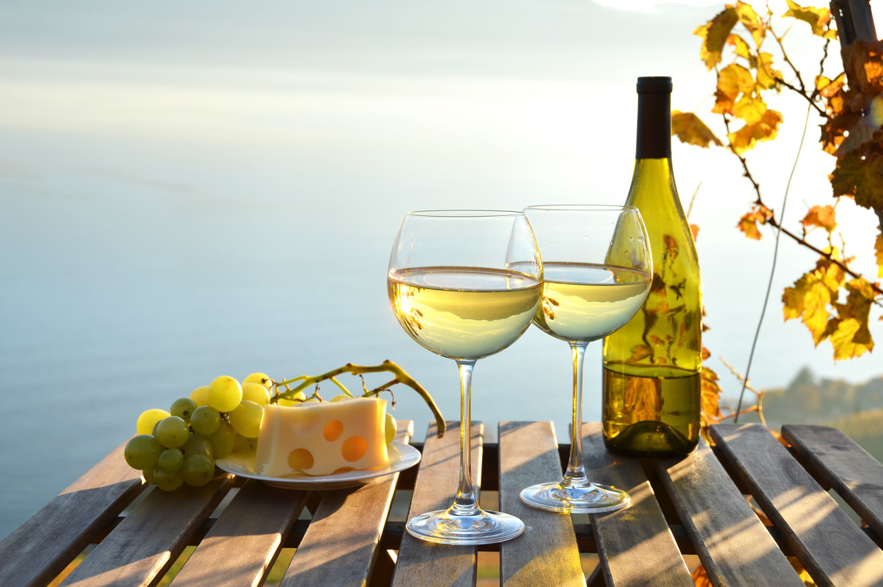 Białe wino – kalorie, wartości odżywcze, sposób podania