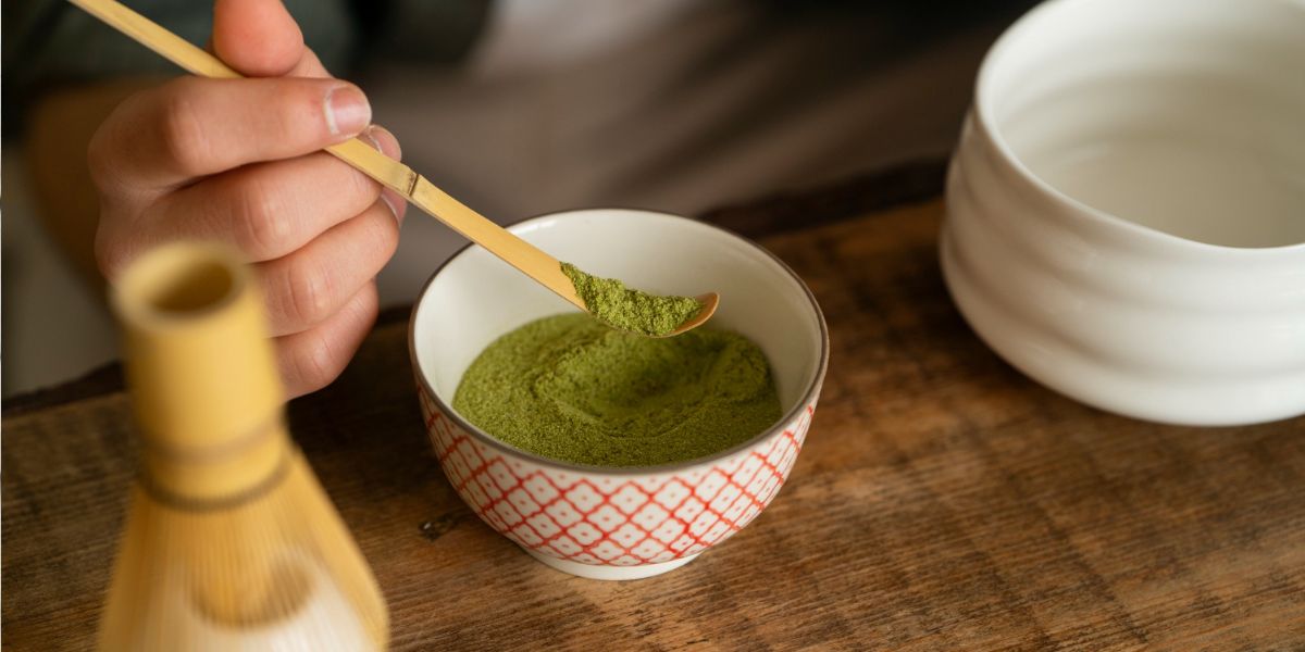 Matcha - co to jest? Jak się pije zieloną herbatę matcha?