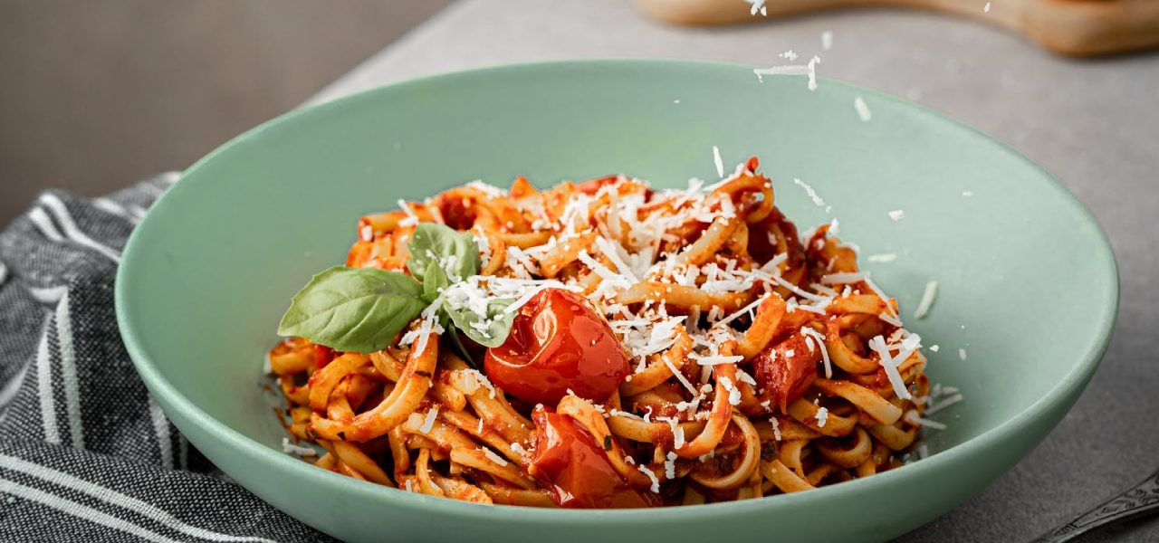 Spaghetti Napoli - oryginalny włoski przepis na neapolitański sos do makaronu