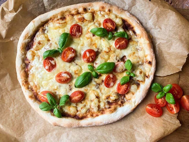 pizza-z-mozzarella-i-bazylia